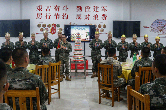 “寿星”集体登台。王超智摄