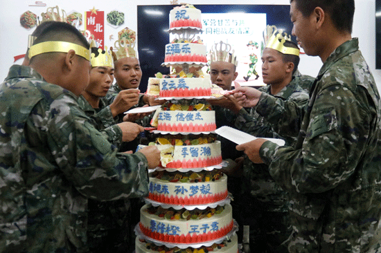 “寿星”分享生日蛋糕。王超智摄