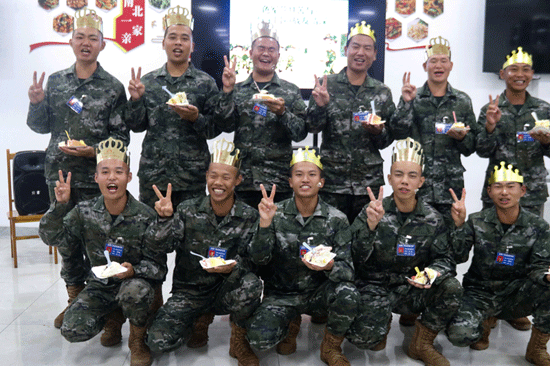 “寿星”集体合影。王超智摄