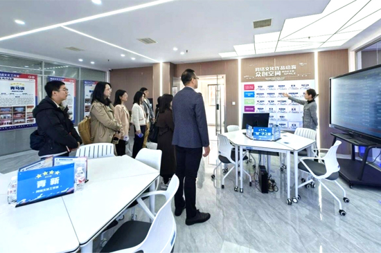 易班教师团队赴陕西科技大学参观交流。刘晗蓓摄