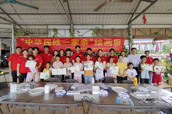 教师带领学生开设系列文化体验课程。莫芸瑕摄