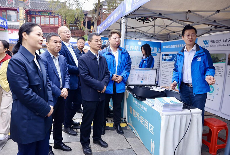 与会领导观展。李根摄