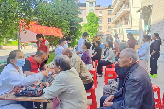 廣西平果廣旅醫院到平果市公路養護中心，為退休職工開展專項義診。廣旅大健康集團供圖