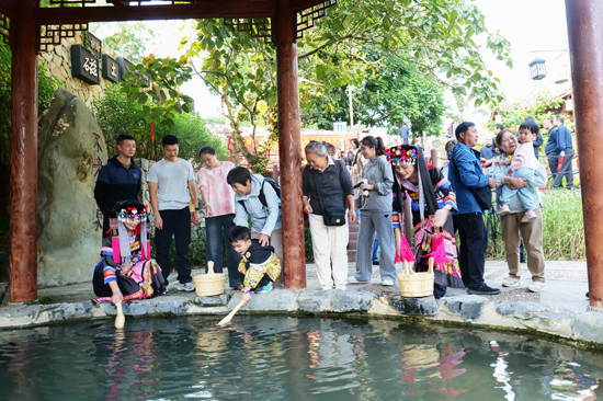 巴馬賜福湖國際長壽養生溫泉度假區開展“泉潤桑榆 仁壽延年”文化活動。廣旅大健康集團供圖