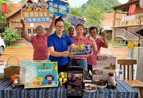 “村播”直播带货现场。黄卡兵摄