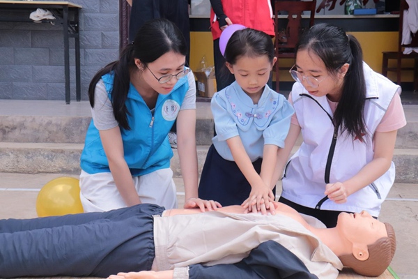 医学影像学院学生党员教儿童学习胸外按压