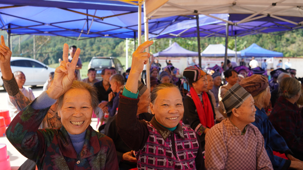 老人們在活動中喜笑顏開