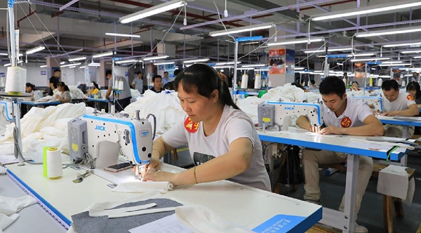 长安家园社区各族搬迁劳动力就近在帮扶车间务工