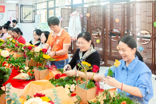 各族群众在三元社区学习交流插花技艺