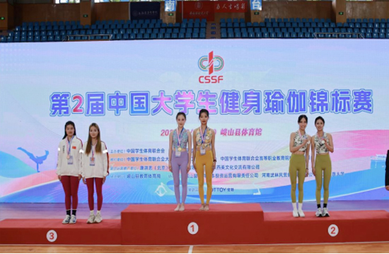 广西职业师范学院工商管理学院学生黄小玲、黎敏华获甲组自选动作女子双人三级比赛第一名。广西职业师范学院供图
