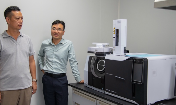 大批精密仪器设备满足了芒果生物学科研创新需求。邓民胜摄