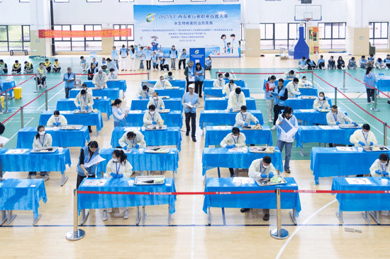 选手正在鲫鱼解剖赛项比赛(靳舒乔 摄)