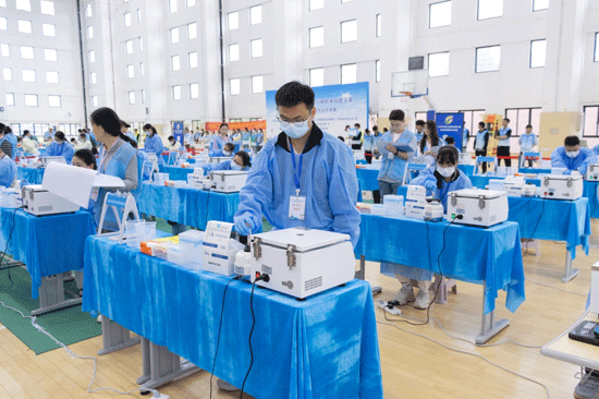 选手正在水产品质量安全快速检测赛项比赛(靳舒乔 摄)