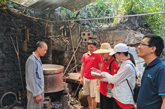 师生走访调研。梁升雁摄