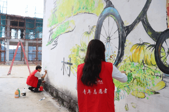 学生在进行墙绘制作。胡红伟摄