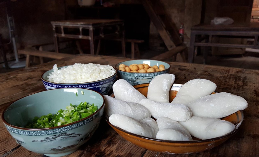 贺州十大金牌小吃——岔山梭子粑。