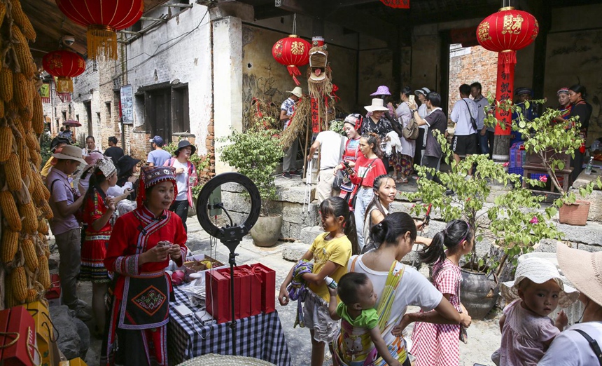 建设岔山电商一条街，实现“土货出山”与产业升级双赢，推动共同富裕。