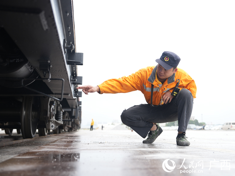 调车员正在检查车辆状态。