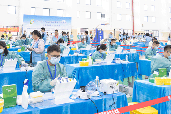 水生动物病原核酸检测比赛现场。靳舒乔摄