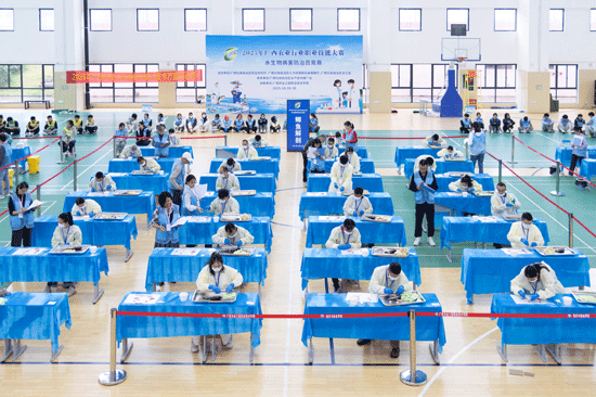 鲫鱼解剖比赛现场。靳舒乔摄