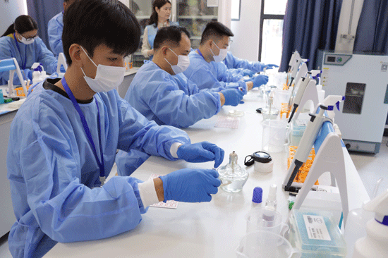 细菌的划线分离培养与革兰氏染色比赛现场。靳舒乔摄