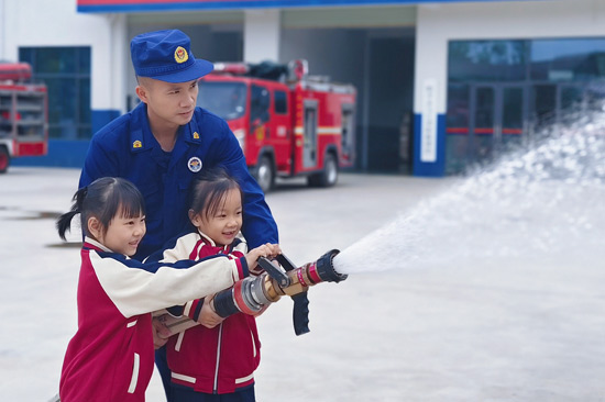 幼兒園小朋友體驗消防水帶。潘永梁攝