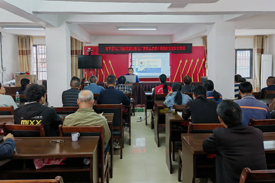 消防宣傳員講解消防安全知識。李祖楊攝