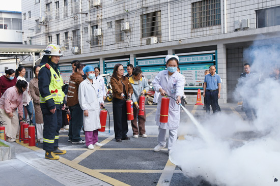 醫護人員學習使用干粉滅火器。馮韻詩攝