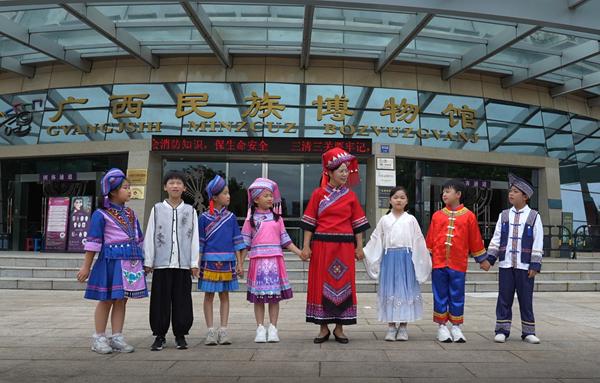 南宁市衡阳路小学师生走进广西民族博物馆开展铸牢中华民族共同体意识思政实践活动
