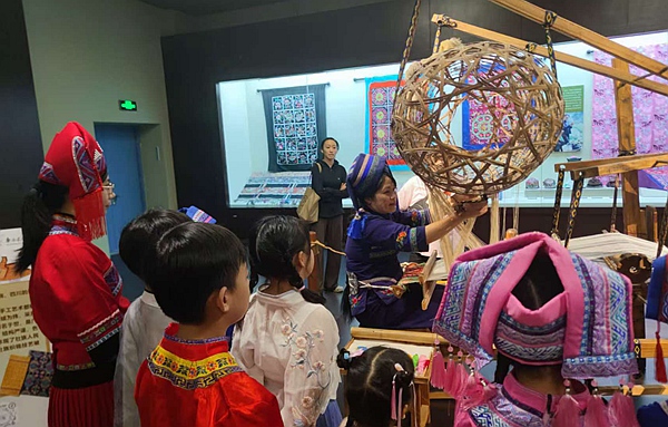 壮锦非遗传承人向南宁市衡阳路小学师生介绍壮锦工艺