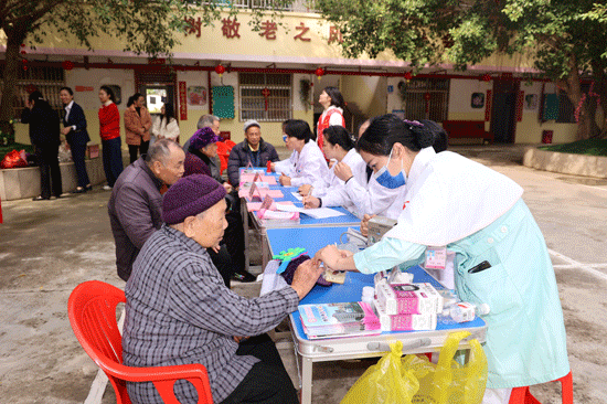 醫療志願者重陽節給老人開展義診活動。李念攝