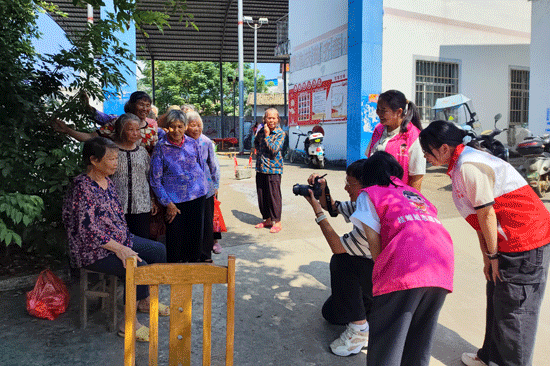 志願者為老人提供“最美瞬間”抓拍活動。賓陽縣委宣傳部供圖