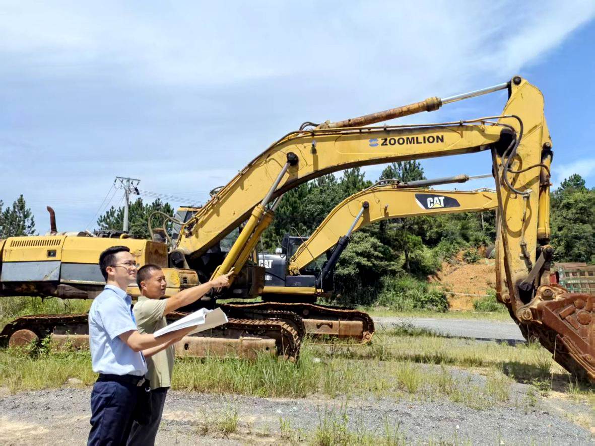 客户经理到小微企业调研融资需求。广西北部湾银行港口支行供图
