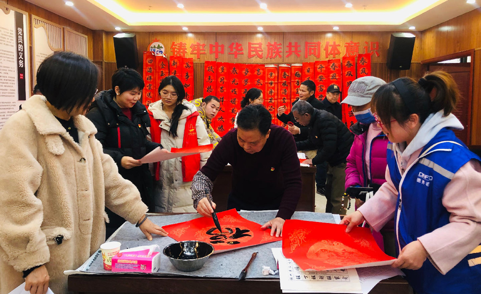 桂林三元社区邀请书法家义务为社区居民写春联送祝福
