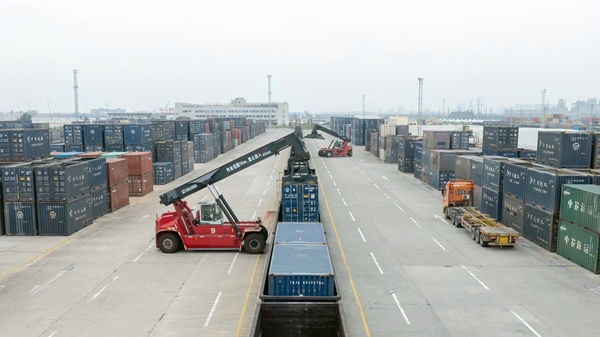 圖為11月4日,在廣西欽州鐵路集裝箱中心站作業內,兩台正面吊機正在吊裝集裝箱貨物。張宇 攝.jpg