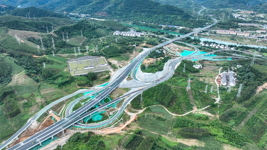 上宋枢纽互通全景。班鹤赢摄