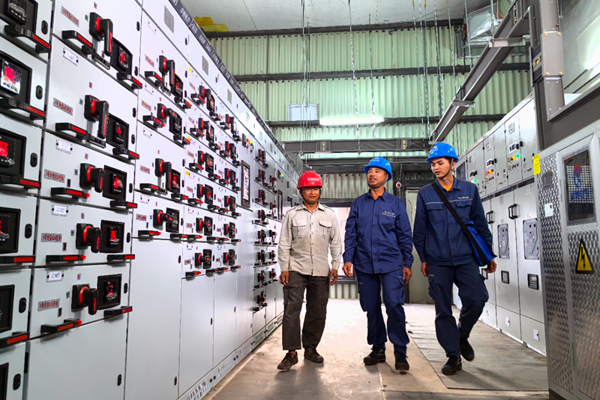 容縣供電技術人員常態化走進企業，為企業提供精准電力保障服務。伍波麗攝