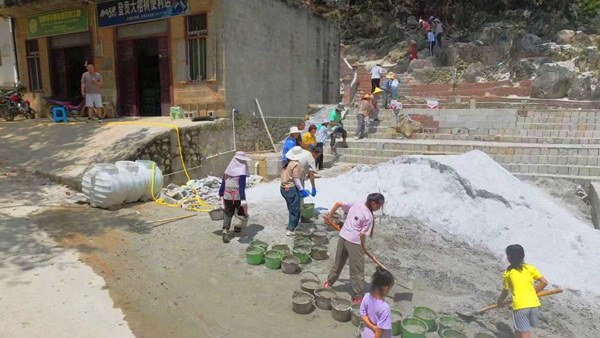 登貢村群眾齊心建設山歌公園。羅世塊攝