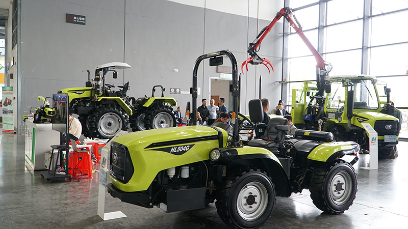 現場展出的鉸接式山地拖拉機。王彩瑩攝