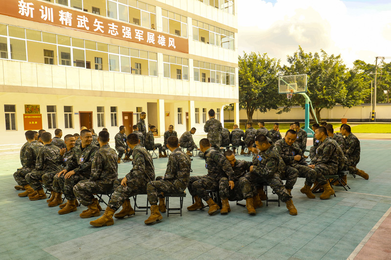 “搶板凳”游戲現場。王超智攝