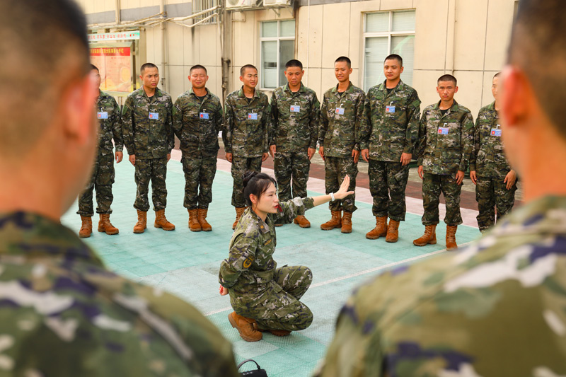 講解游戲規則。代禮意攝