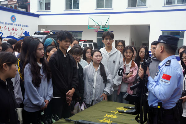 讲解警用装备。学校供图