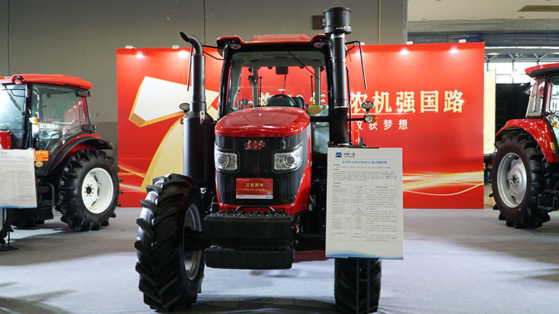 現場展示的東方紅LMA2004-C輪式拖拉機。王彩瑩攝