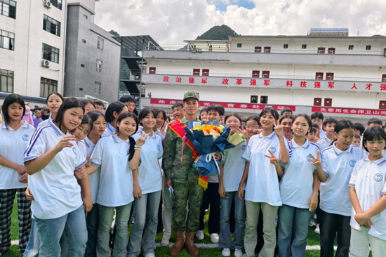 張佶壯所帶班學生為他送行。樂業縣征兵辦供圖