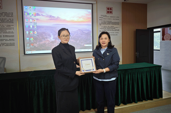 黃甸甸律師(左)獲聘宣講員。韋尹璇攝