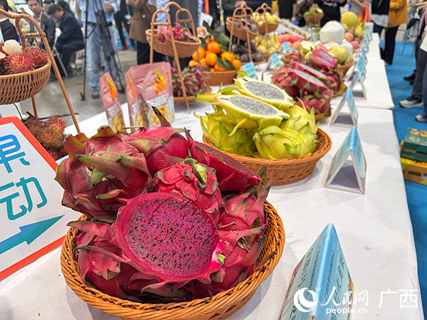 現場展示的水果。人民網 何寧攝
