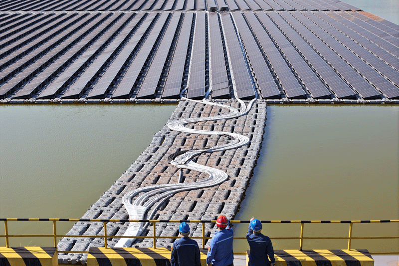 南方電網廣西電網公司供電服務人員定期走訪,了解用戶需求。熊秋月攝