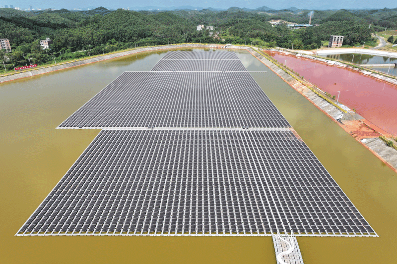 廣西華昇水上漂浮式光伏電站預計年平均發電量約480萬千瓦時,為資源循環利用提供新路徑。熊秋月攝