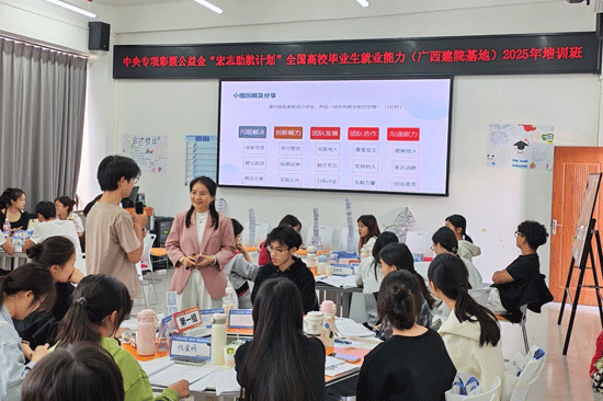 课堂剪影。邝星光摄