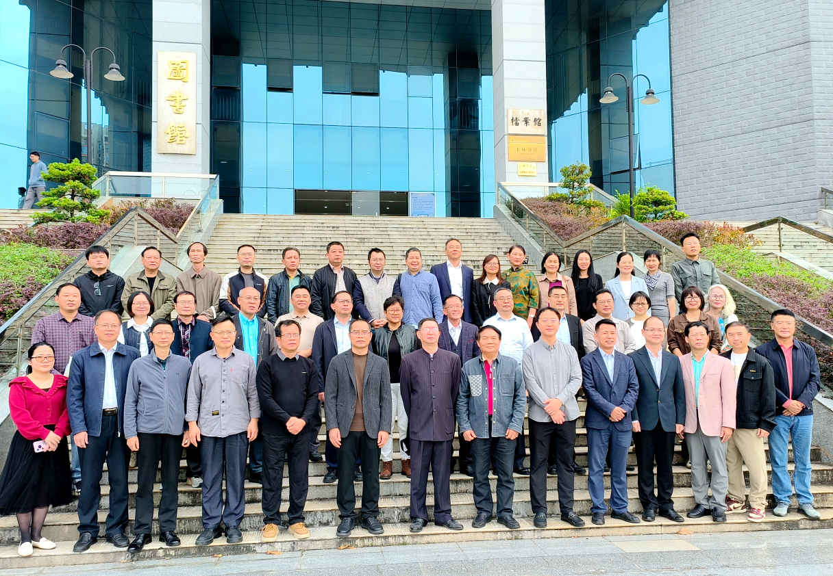 参加天门关文学馆开馆活动的作家合影。主办方供图